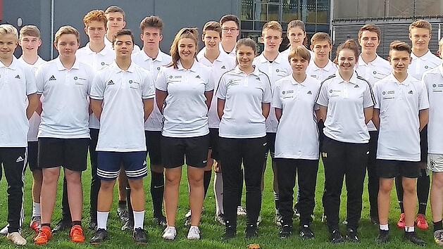 Die KZG-Junior-Coaches mit ihren Ausbildern Andreas Engel (links) und Steffen Mahr (rechts)  Foto: p