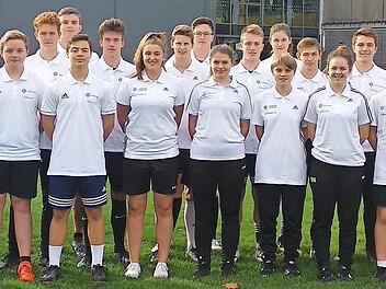Die KZG-Junior-Coaches mit ihren Ausbildern Andreas Engel (links) und Steffen Mahr (rechts)  Foto: p