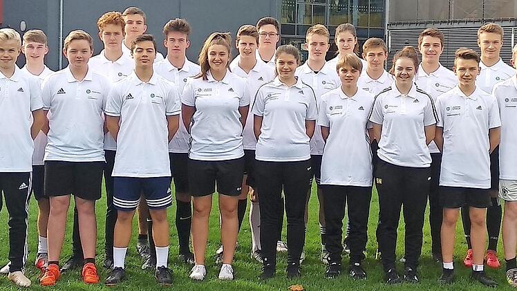 Die KZG-Junior-Coaches mit ihren Ausbildern Andreas Engel (links) und Steffen Mahr (rechts)  Foto: p
