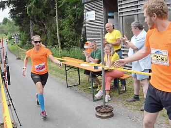 Wechsel der Startnummer 536, Laufteam Erfurt, das Sieger der Mixstaffel wurde. Zu sehen sind die Helfer der Wechselstation Schildwiese von links Stefan Wick, Bürgermeister Peter Ebertsch (stehend), Sandra Ebertsch (am Protokoll sitzend) und Wolfgang Heinz. Foto: Karl-Heinz Hofmann