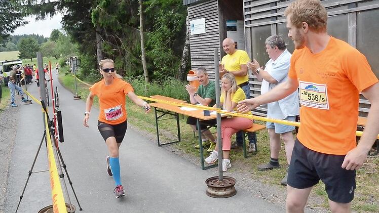 Wechsel der Startnummer 536, Laufteam Erfurt, das Sieger der Mixstaffel wurde. Zu sehen sind die Helfer der Wechselstation Schildwiese von links Stefan Wick, Bürgermeister Peter Ebertsch (stehend), Sandra Ebertsch (am Protokoll sitzend) und Wolfgang Heinz. Foto: Karl-Heinz Hofmann
