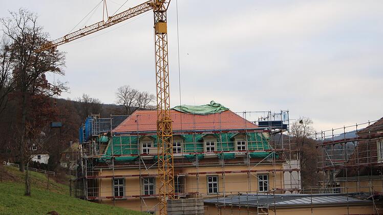 Der Umbau des Fürstenhofs im Staatsbad zu einer Privatklinik schreitet voran. Foto: Julia Raab