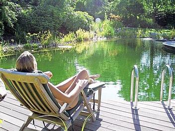 Immer mehr Privatleute lassen sich einen Schwimmteich in ihren Garten bauen. Und es ist längst nicht nur eine wohlhabende Klientel, die sich den Wunsch nach einem eigenen Naturbadeteich erfüllt. Foto: dpa/lni
