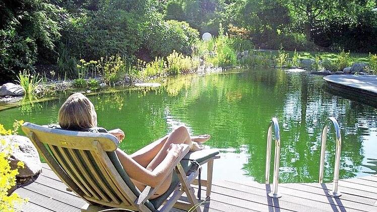 Immer mehr Privatleute lassen sich einen Schwimmteich in ihren Garten bauen. Und es ist längst nicht nur eine wohlhabende Klientel, die sich den Wunsch nach einem eigenen Naturbadeteich erfüllt. Foto: dpa/lni