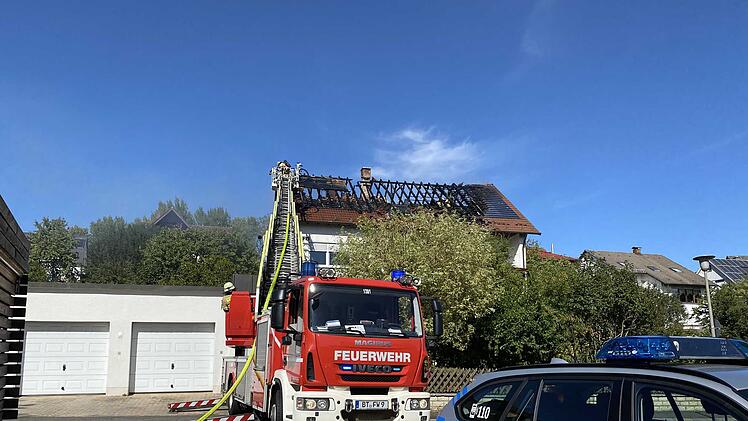 Der Brand des Dachstuhls eines Wohnhauses in Bayreuth-Laineck hat am Samstagmittag  rund 200.000 Euro Schaden verursacht.