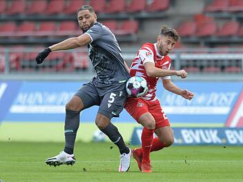 Der Kulmbacher Dominik Meisel durfte am 8. Spieltag endlich sein Zweitliga-Debüt für Würzburg bestreiten - und mit den Kickers prompt den ersten Saisonsieg feiern. Gegen Hannover 96 (links Simon Falette) gelang dem Schlusslicht ein 2:1. Foto: Timm Schamberger/dpa