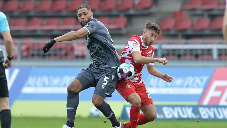 Der Kulmbacher Dominik Meisel durfte am 8. Spieltag endlich sein Zweitliga-Debüt für Würzburg bestreiten - und mit den Kickers prompt den ersten Saisonsieg feiern. Gegen Hannover 96 (links Simon Falette) gelang dem Schlusslicht ein 2:1. Foto: Timm Schamberger/dpa