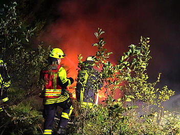 Feuerwehr löscht Brandherde