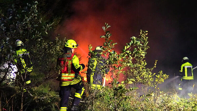 Feuerwehr löscht Brandherde