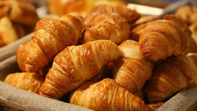 Herzhafte Croissants mit Schinken sind ein echter Leckerbissen.