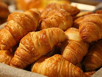 Herzhafte Croissants mit Schinken sind ein echter Leckerbissen.