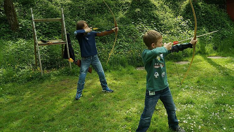 Die Klinik am Steigerwald bietet Bogenschießen als Teil ihres Behandlungskonzeptes gegen ADHS bei Kindern an. Foto: Klinik am Steigerwald