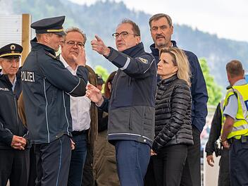 Dobrindt und S&ouml;der besuchen Grenz&uuml;bergang
