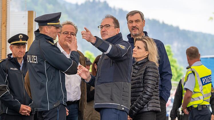 Dobrindt und S&ouml;der besuchen Grenz&uuml;bergang