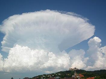 Bedrohlich wirkendes Naturschauspiel: An einen Atompilz erinnert diese Wolke, die sich über der Coburger Veste aufbaute. Foto: Wolfram Richter