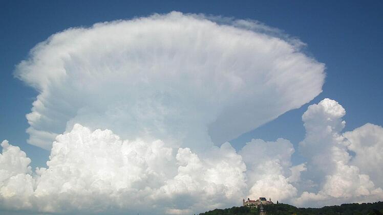 Bedrohlich wirkendes Naturschauspiel: An einen Atompilz erinnert diese Wolke, die sich über der Coburger Veste aufbaute. Foto: Wolfram Richter