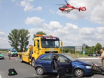 Die Unfallstelle am Heubacher Kreuz, wo eben der Rettungshubschrauber einfliegt.Fotos: Ralf Kestel