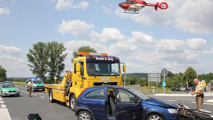 Die Unfallstelle am Heubacher Kreuz, wo eben der Rettungshubschrauber einfliegt.Fotos: Ralf Kestel