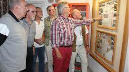 Im Garnisonsmuseum mit alten Bildern vom Einmarsch: Herbert Ludewig, Dieter Müller, Hubert Glowig, Karlheinz Stenzel, Peter Lossi und Dieter Rennebohm (von links). Foto: Ralf Kestel