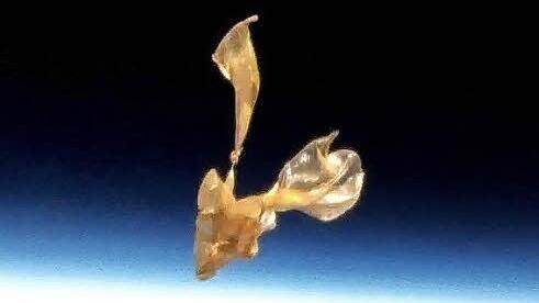 Als der Wetterballon in der Atmosphäre platzte, flog dieser kleine Latexrest an der Kamera vorbei.