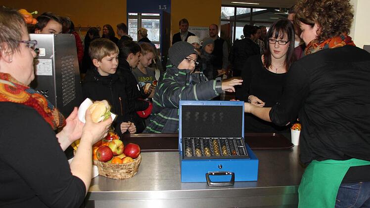 Sybille Stehr (rechts) und Manuela Elflein (links) haben beim Ansturm in der Pause alle Hände voll zu tun.