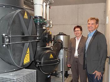 Bürgermeisterin Birgit Erb und Michael Gottwald besichtigen die neue Holzvergasungsanlage für das Nahwärmenetz in der Marktgemeinde. Foto: Marion Eckert