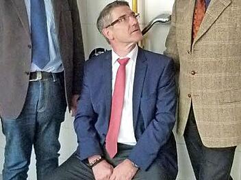 Dritter Bürgermeister Thomas Nowak, Landrat Michael Busch und Hermann Beckering besichtigen eine der neuen Nasszellen. Foto: Lothar Weidner