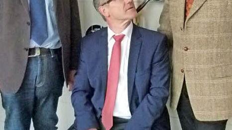 Dritter Bürgermeister Thomas Nowak, Landrat Michael Busch und Hermann Beckering besichtigen eine der neuen Nasszellen. Foto: Lothar Weidner