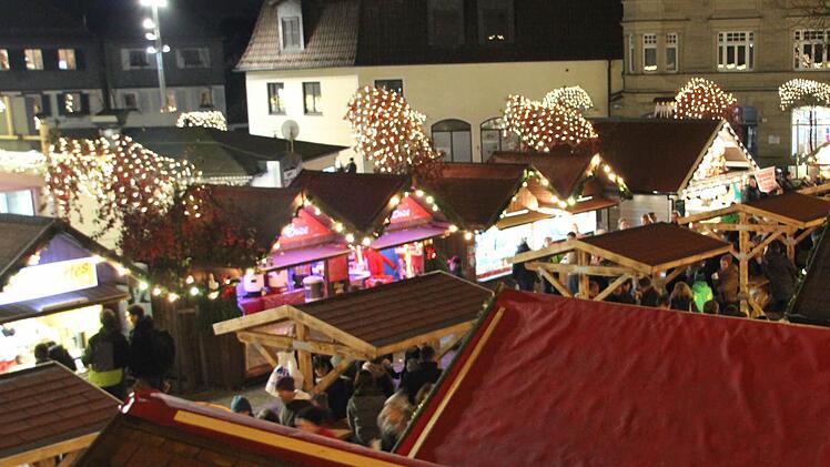 Blick auf den Kronacher Weihnachtsmarkt  Foto: Friedwald SchedelBlick auf den Kronacher Weihnachtsmarkt  Foto: Friedwald Schedel