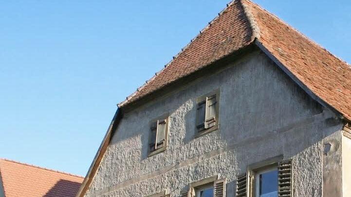 Das Kleebauernhaus muss erst hergerichtet werden, bevor es als Lonnerstadter Unterkunft für Flüchtlinge infrage kommen könnte. Foto: Evi Seeger