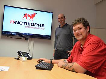 Lieber ein paar Euro weniger, aber dafür viel Freiheit im Job und ein super Arbeitsklima - Dominik Zosig (rechts) arbeitet gern in der Heimat und hat bei Michael Rüttinger und IT-Networks in Rödental den Arbeitsplatz gefunden, den er immer wollte. Foto: Rainer Lutz