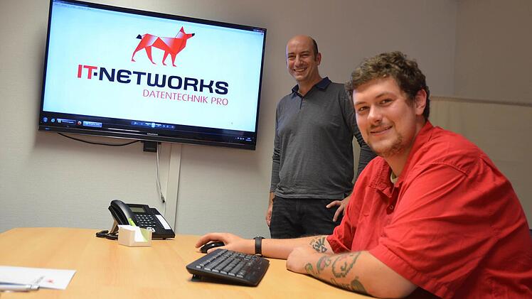 Lieber ein paar Euro weniger, aber dafür viel Freiheit im Job und ein super Arbeitsklima - Dominik Zosig (rechts) arbeitet gern in der Heimat und hat bei Michael Rüttinger und IT-Networks in Rödental den Arbeitsplatz gefunden, den er immer wollte. Foto: Rainer Lutz