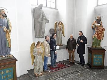 Aufstellung der Heiligenfiguren in der Bad Neustädter Stadtpfarrkirche (von links): Viktor Wolf, George Hille, Eduard Lyschick und Pfarrer Dr. Andreas Krefft.  Foto: Marion Eckert