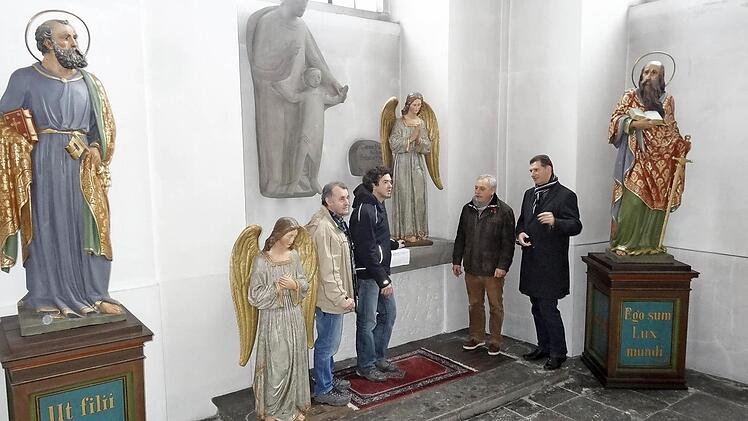 Aufstellung der Heiligenfiguren in der Bad Neustädter Stadtpfarrkirche (von links): Viktor Wolf, George Hille, Eduard Lyschick und Pfarrer Dr. Andreas Krefft.  Foto: Marion Eckert