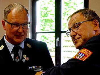 Der ehemalige Kommandant Benno Zellhan (links) war völlig überrascht, als ihm Kreisbrandrat Benno Metz beim Ehrungsmarathon das Bayerische Feuerwehr-Ehrenkreuz des Landesfeuerwehrverbandes in Silber an die Brust heftete. Foto: Gerd Schaar