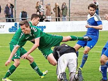 Nur gut, dass sich Frohnlachs Keeper Michael Edemodo mehrmals tollkühn den Großbardorfer Stürmern entgegen warf und somit mehrere Torchancen der Gäste zu nichte machte. Über eine höhere Niederlage hätten sich die "Blau-Weißen" auch nicht beschweren können. Foto: Heinrich Weiß
