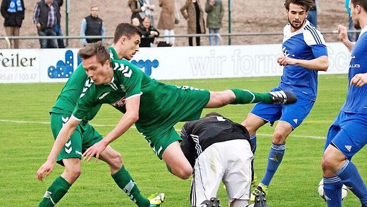 Nur gut, dass sich Frohnlachs Keeper Michael Edemodo mehrmals tollkühn den Großbardorfer Stürmern entgegen warf und somit mehrere Torchancen der Gäste zu nichte machte. Über eine höhere Niederlage hätten sich die "Blau-Weißen" auch nicht beschweren können. Foto: Heinrich Weiß