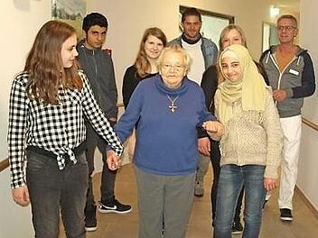 Junge Leute, Mitbewohner und Personal bei der Führung durch das Haus im nurona Pflegezentrum.  Foto: PR