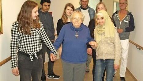 Junge Leute, Mitbewohner und Personal bei der Führung durch das Haus im nurona Pflegezentrum.  Foto: PR