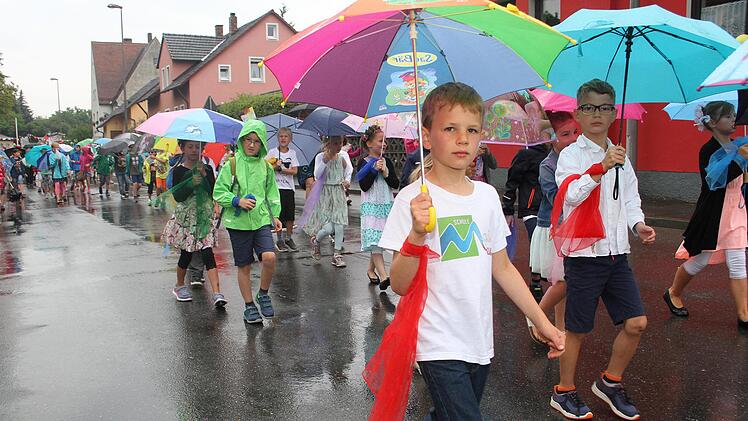 Hauptsache bunt - vom Regen ließen sich die Mainleuser Schüler den Spaß am Feiern nicht verderben.