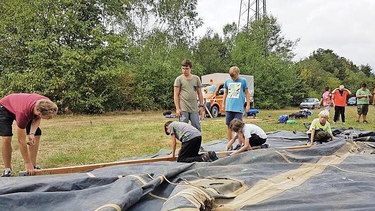 Das Aufstellen des Zeltes war Teamarbeit.