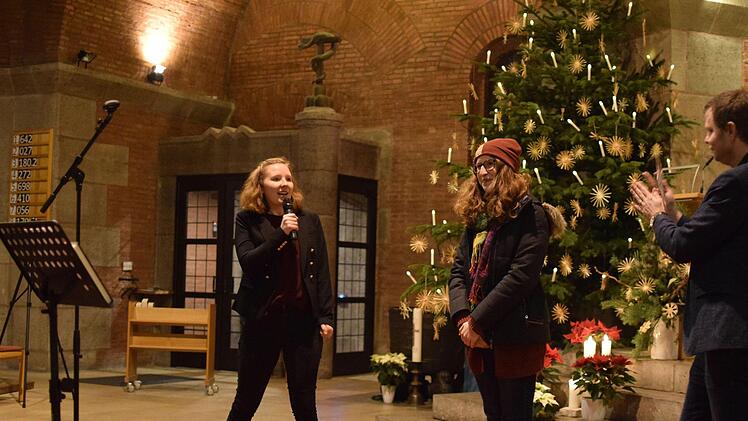 Applaus für die Gewinnerin des ersten Preacher-Poetry-Slam Maron Fuchs.