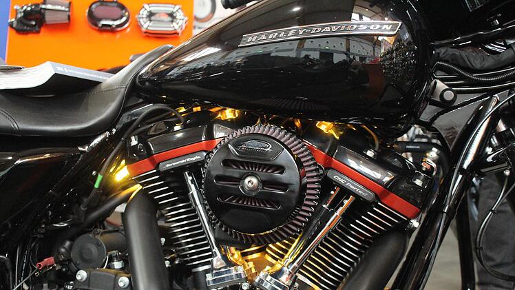 Harley Davidson mit Beleuchtung. Die Individualisierung der Maschinen ist seit Jahren ein Thema bei Motorradliebhabern. Foto: Markus Häggberg