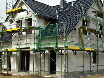Nicht nur der Hausbau kostet viel Geld, auch das Grundstück. Die Erbpacht kann Häuslebauer entlasten.  Foto: Andrea Warnecke/dpa