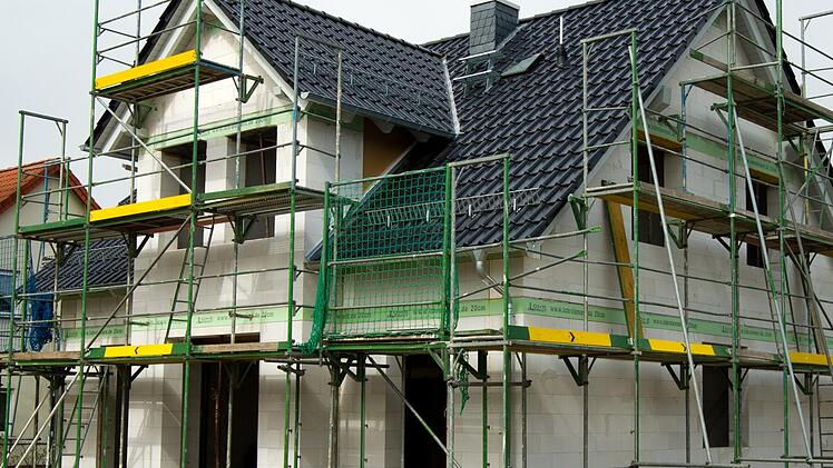 Nicht nur der Hausbau kostet viel Geld, auch das Grundstück. Die Erbpacht kann Häuslebauer entlasten.  Foto: Andrea Warnecke/dpa