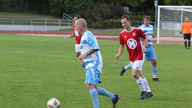 Der begnadete Linksfu&szlig; Christian Laus (links) zeigte beim Abschiedsspiel noch einmal sein ganzes K&ouml;nnen. Da staunt auch Christian Heilmann. Foto: Jakob Fischer