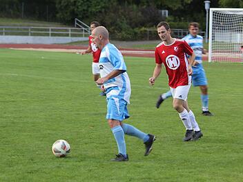 Der begnadete Linksfuß Christian Laus (links) zeigte beim Abschiedsspiel noch einmal sein ganzes Können. Da staunt auch Christian Heilmann. Foto: Jakob Fischer