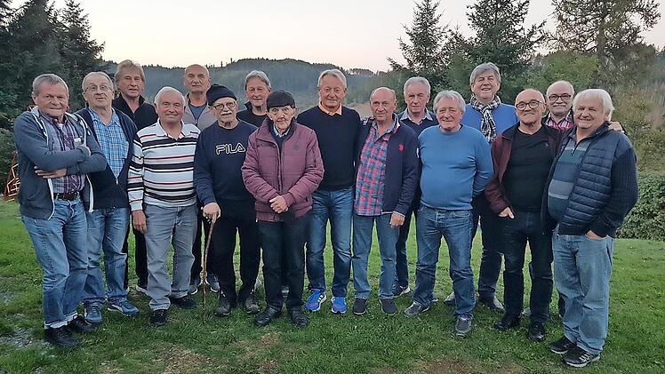 Zu Gast bei seinen Jugend-Mannschaftskameraden vom FC Wallenfels war der einstige Bundesligaspieler und –trainer Lorenz Günther Köstner (Neunter von links).