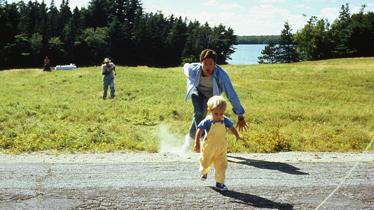 Als Gage (Miko Hughes, vorne) losrennt, geraten Louis (Dale Midkiff, rechts) und Jud (Fred Gwynne) in Panik - ein Wettlauf gegen das Schicksal beginnt.