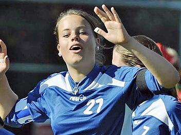 Die Segnitzerin Luisa Kaemmer jubelt euphorisch: Sie hat mit der Bayernauswahl den Europapokal der weiblichen U14 gewonnen. Foto: TV Segnitz